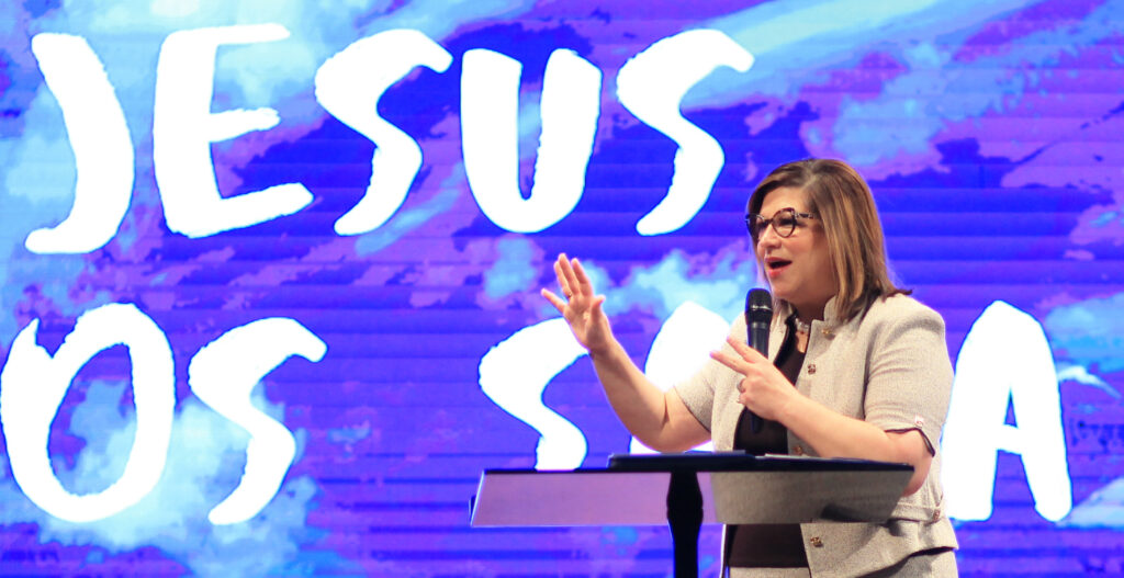 Pastora Becky Keenan predicando en Living Hope Houston en Houston, TX.